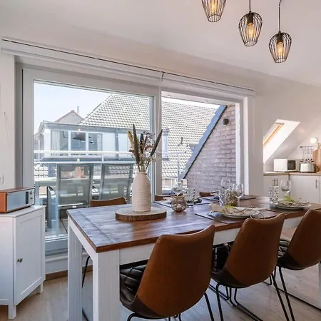Huswell - Centrally Located With Sunny Terrace Apartment