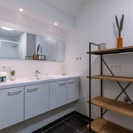 Huswell - Centrally Located With Sunny Terrace Apartman