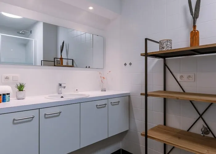 Huswell - Centrally Located With Sunny Terrace Appartamento